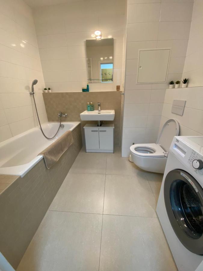 Lia Apartman - Private Parking Bratislava Extérieur photo