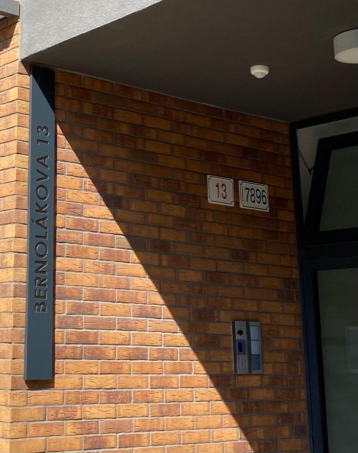Lia Apartman - Private Parking Bratislava Extérieur photo