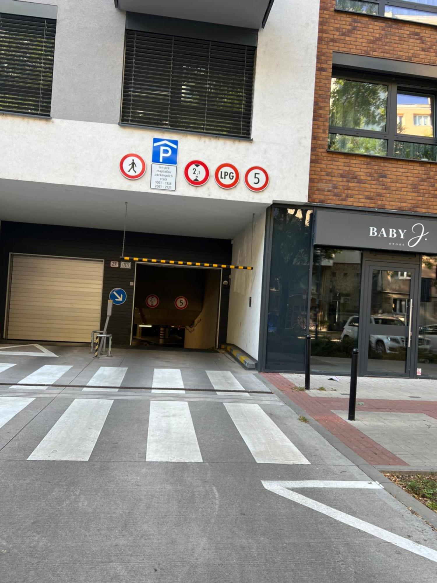 Lia Apartman - Private Parking Bratislava Extérieur photo